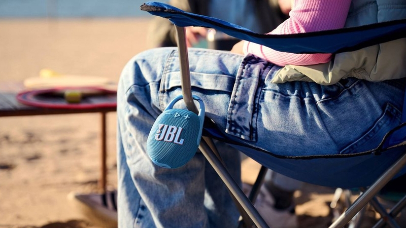 JBL Clip 5 có móc carabiner kim loại chắc chắn