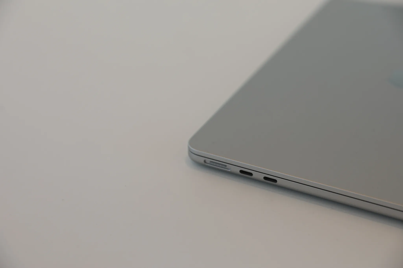 So sánh MacBook Air M2 và Pro M1 9