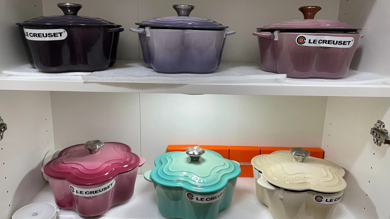 so s&aacute;nh nồi gang staub v&agrave; le creuset 1