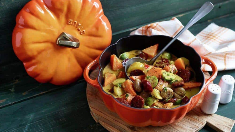 so s&aacute;nh nồi gang staub v&agrave; le creuset 2