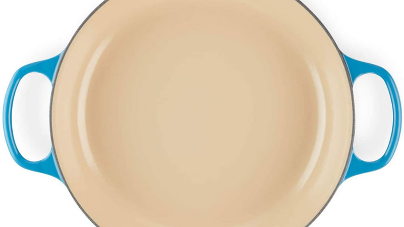 so s&aacute;nh nồi gang staub v&agrave; le creuset 3