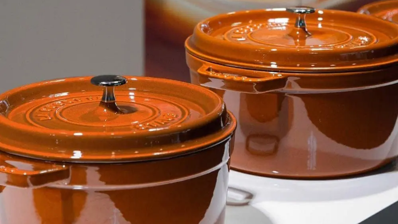 so s&aacute;nh nồi gang staub v&agrave; le creuset 7