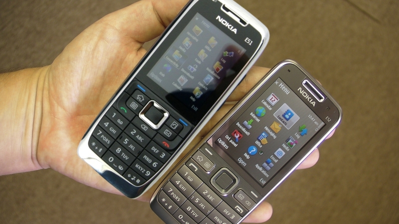 Giữa điện thoại Nokia E51 và Nokia E52 nên mua điện thoại nào?