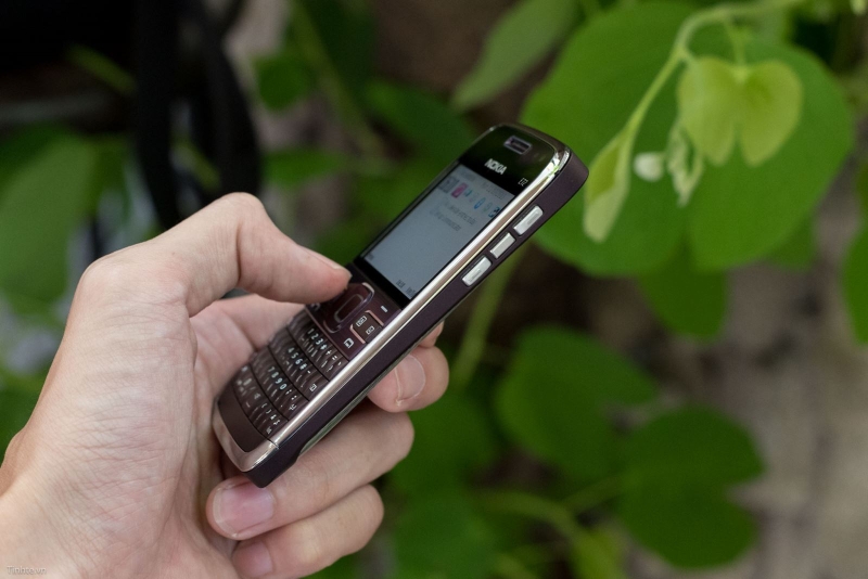 so sánh Nokia E63 và E72 - Hình 11
