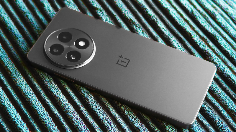 so sanh oneplus 13r va iqoo 12 ve thiet ke