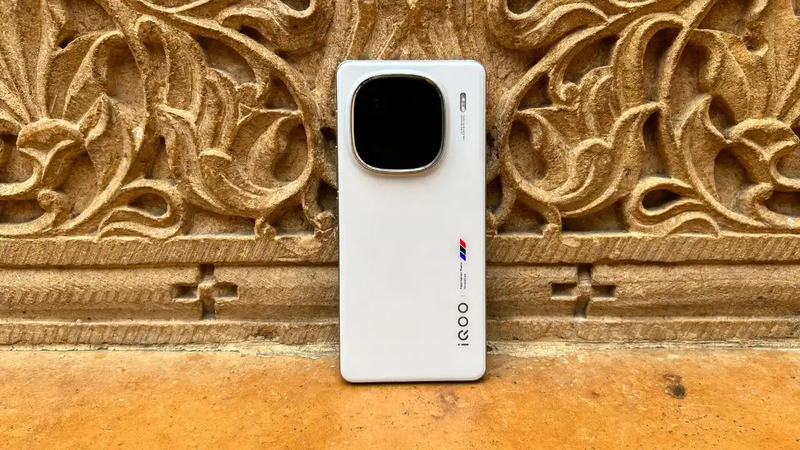 so-sanh-oneplus-13r-va-iqoo-12-2.jpg