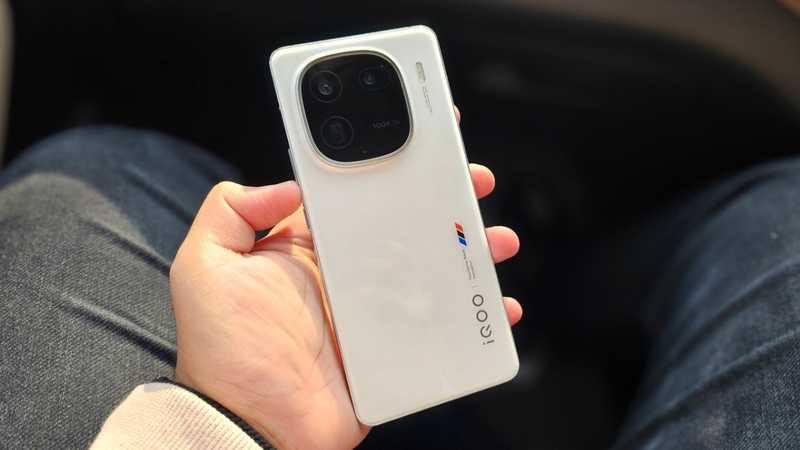 so-sanh-oneplus-13r-va-iqoo-12-8.png