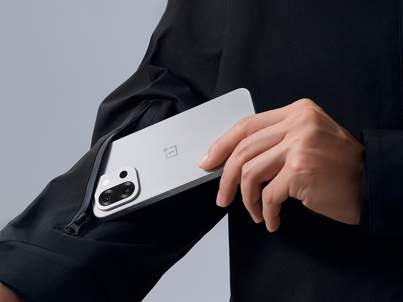 so sanh oneplus 13t va oneplus 13 ve thiet ke