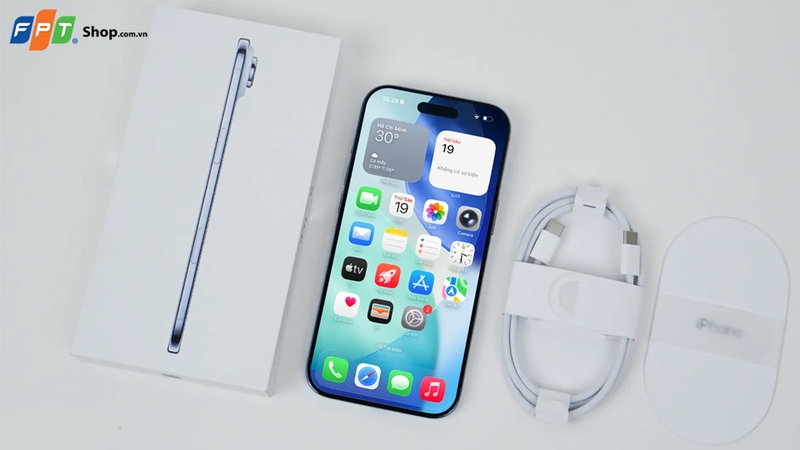 Tấm nền Super Retina XDR hiển thị chuẩn màu sắc hơn