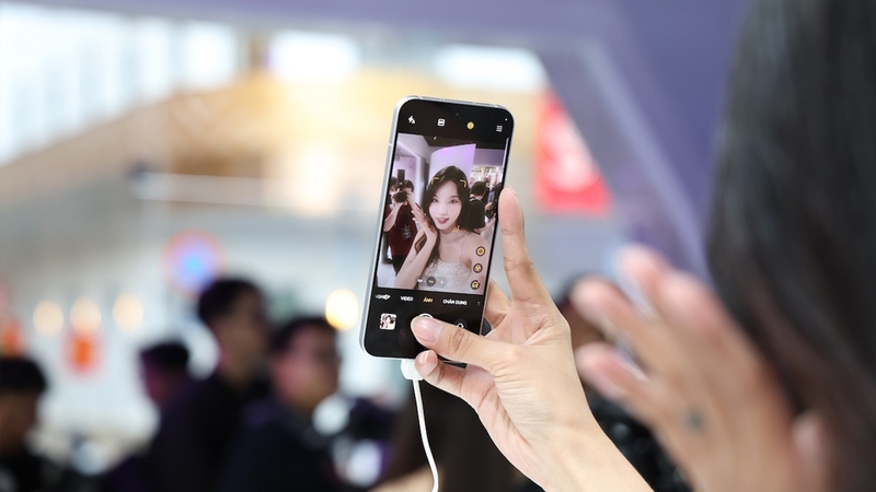 Reno 13 vượt trội hơn hẳn với camera selfie