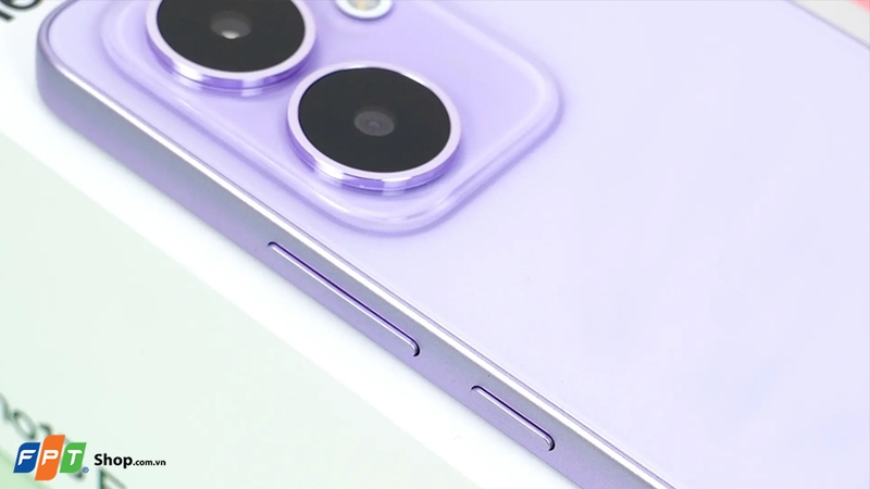 OPPO Reno 13F sử dụng chất liệu khung nhựa có độ hoàn thiện cao