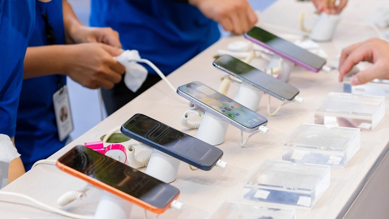iPhone 17 Pro Max có giá bán cao hơn OPPO Reno 15 Pro đáng kể