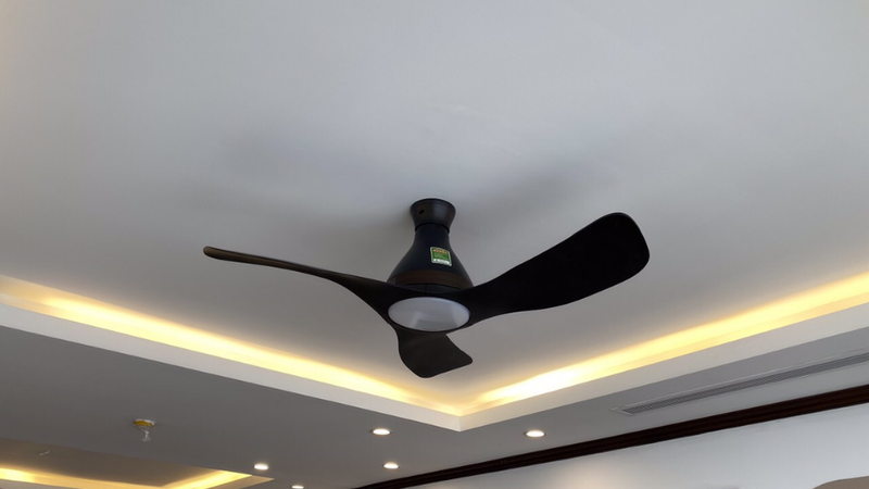 So s&aacute;nh quạt trần KDK v&agrave; Panasonic 2