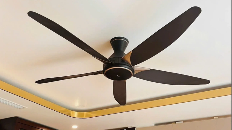 So s&aacute;nh quạt trần KDK v&agrave; Panasonic 3