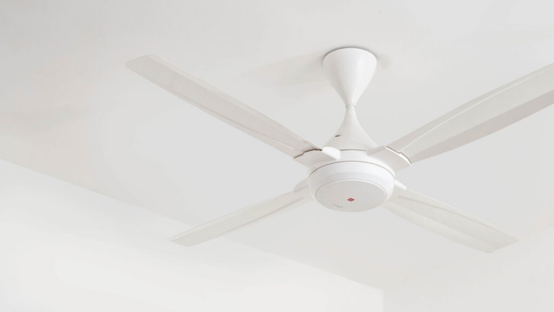 So s&aacute;nh quạt trần KDK v&agrave; Panasonic 5