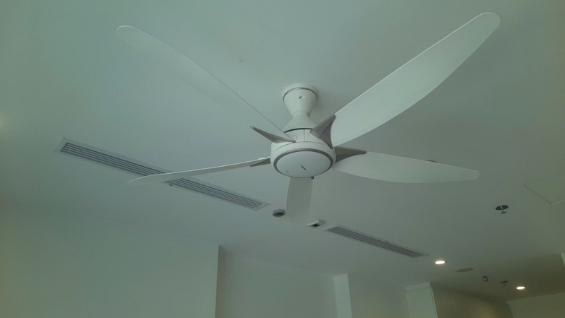 So s&aacute;nh quạt trần KDK v&agrave; Panasonic 6