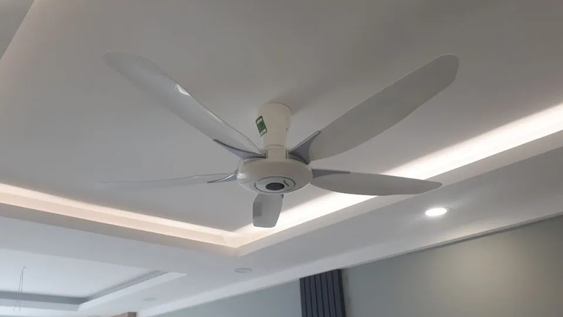 So s&aacute;nh quạt trần KDK v&agrave; Panasonic 8