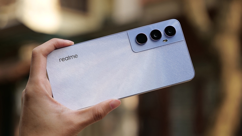 realme C65 có thiết kế rất mỏng nhẹ và sang trọng