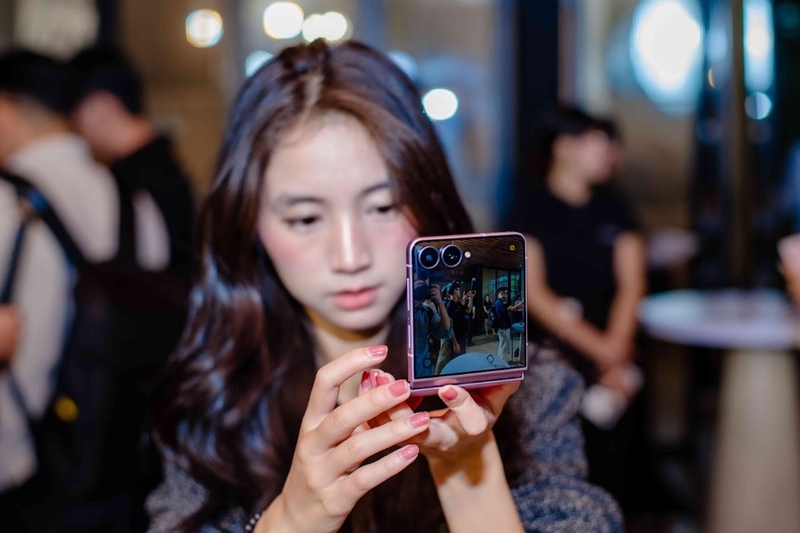 So sánh S26 FE và Galaxy Z Flip8 - hình 10