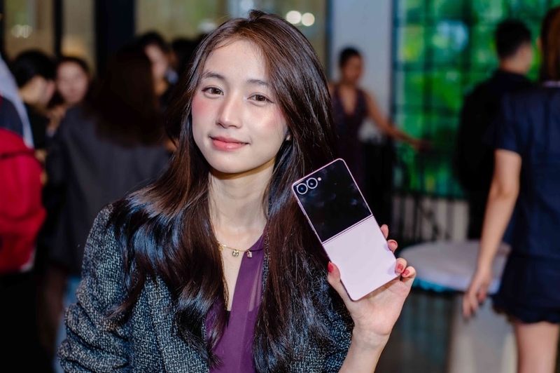 So sánh S26 FE và Galaxy Z Flip8 - hình 2