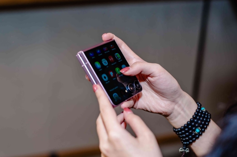 So sánh S26 FE và Galaxy Z Flip8 - hình 3