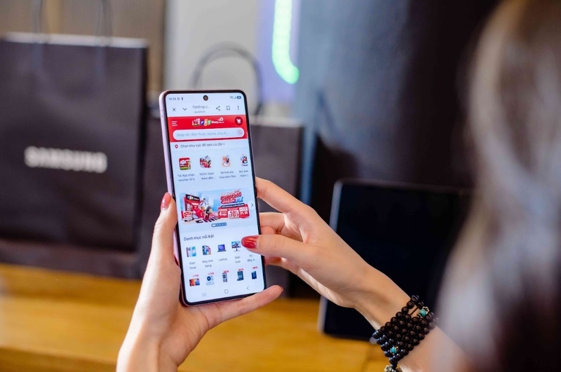 So sánh S26 FE và Galaxy Z Flip8 - hình 5