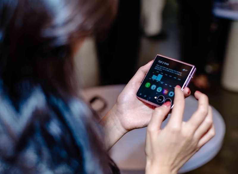 So sánh S26 FE và Galaxy Z Flip8 - hình 6