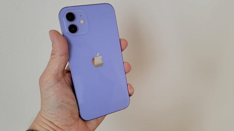 So sánh Samsung Galaxy A56 và iPhone 12 4