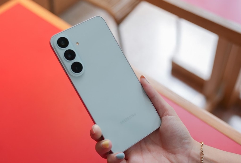 So sánh Samsung Galaxy S26 FE với OPPO Reno15 - hình 6