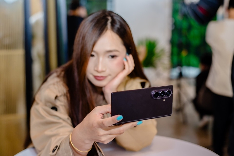So sánh Galaxy Z Fold 8 Ultra và Galaxy Z Flip 8 9