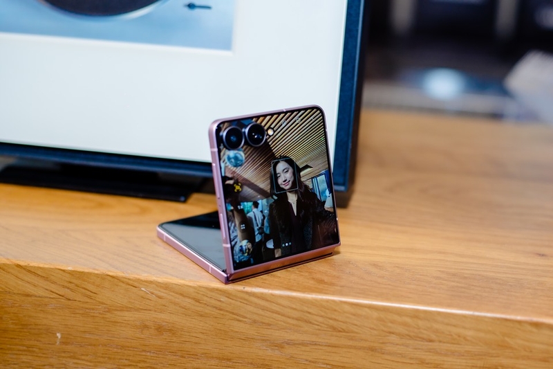 So sánh Galaxy Z Fold 8 Ultra và Galaxy Z Flip 8 10