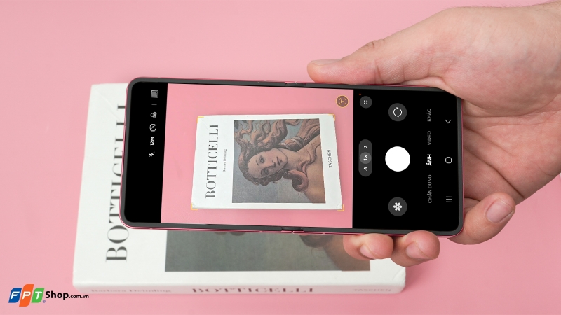 so sanh samsung z flip 7 va galaxy z flip 7 fe ve camera