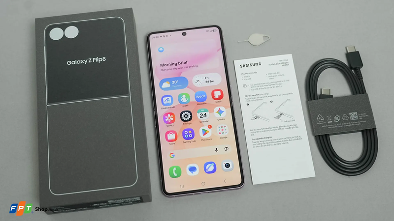So sánh Samsung Z Flip 8 và iPhone 17 - hình 1