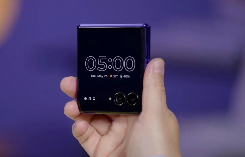 So sánh Samsung Z Flip 8 và Razr Ultra - hình 2