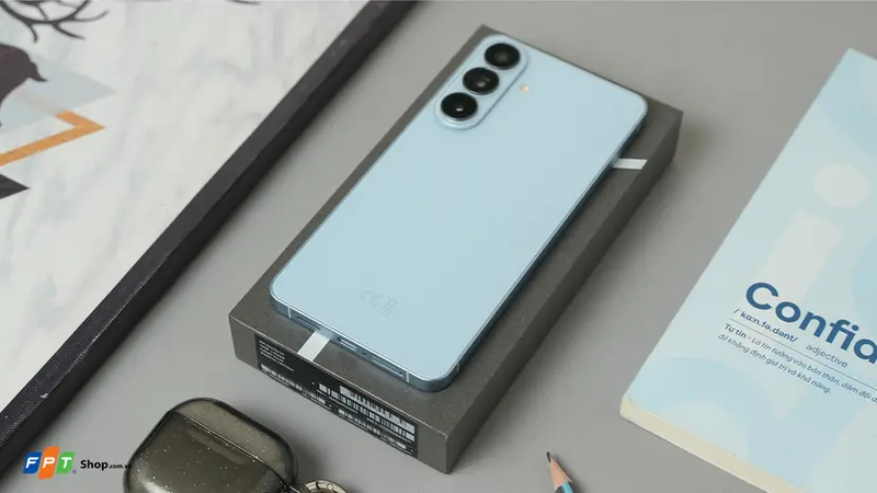 So sánh Samsung Z Flip 8 và S26 Plus - hình 2