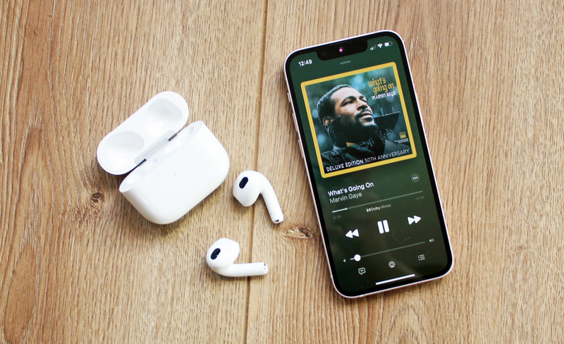 so sánh tai nghe airpods và jbl 2.png