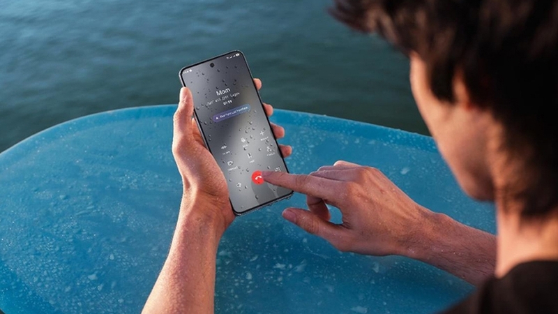 Camon 40 Pro có khả năng chống nước tốt hơn bản thường