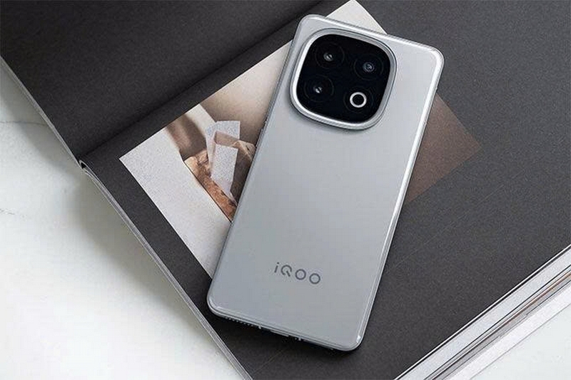 so sánh vivo IQOO 13 và Xiaomi 15 ảnh 1