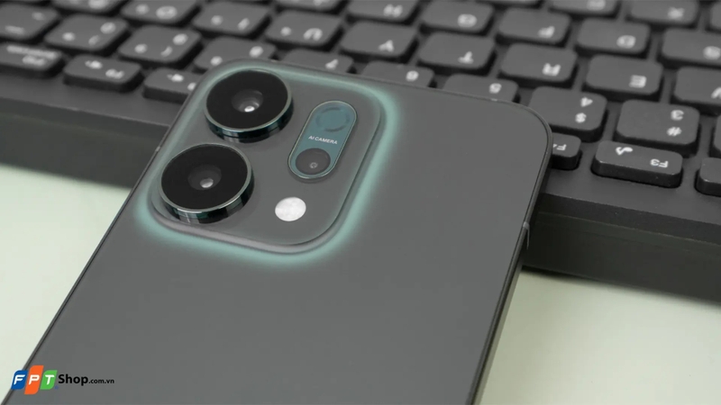 So sánh Vivo X200 FE và OPPO Reno 14 8