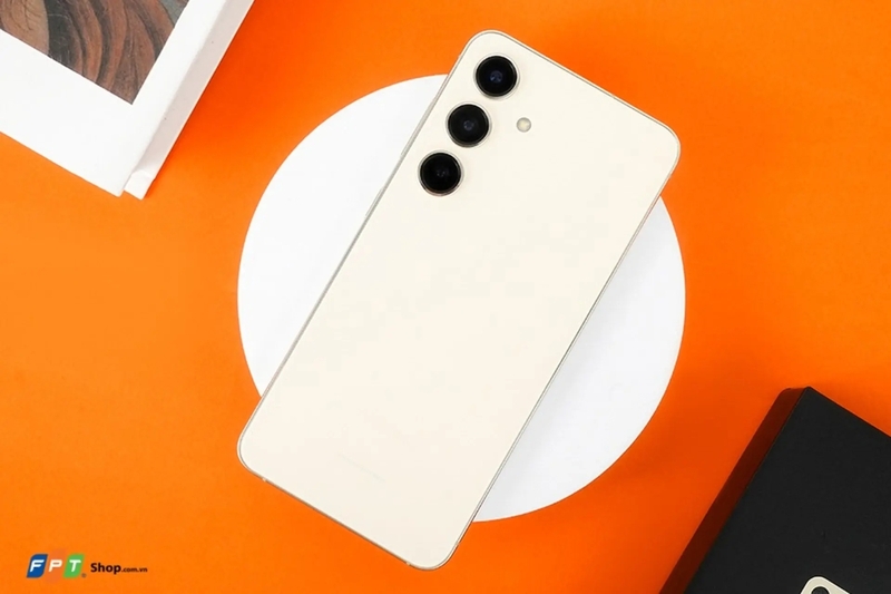 So sánh Xiaomi 15 và Galaxy S24 hình 4