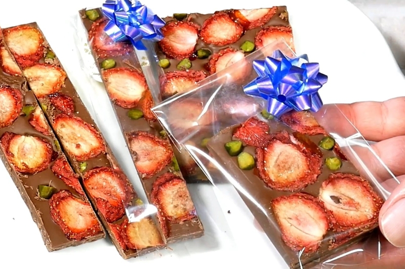 socola bark dâu tây và hạt dẻ cười hình 12