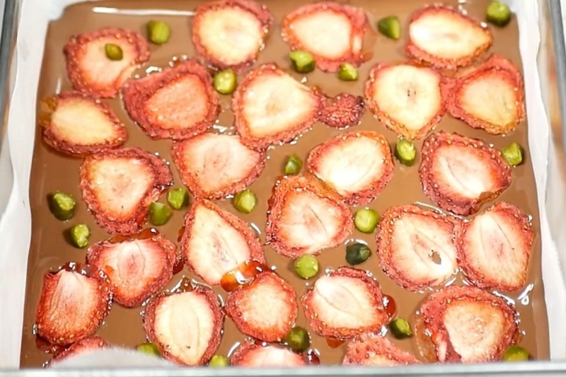 socola bark dâu tây và hạt dẻ cười hình 9