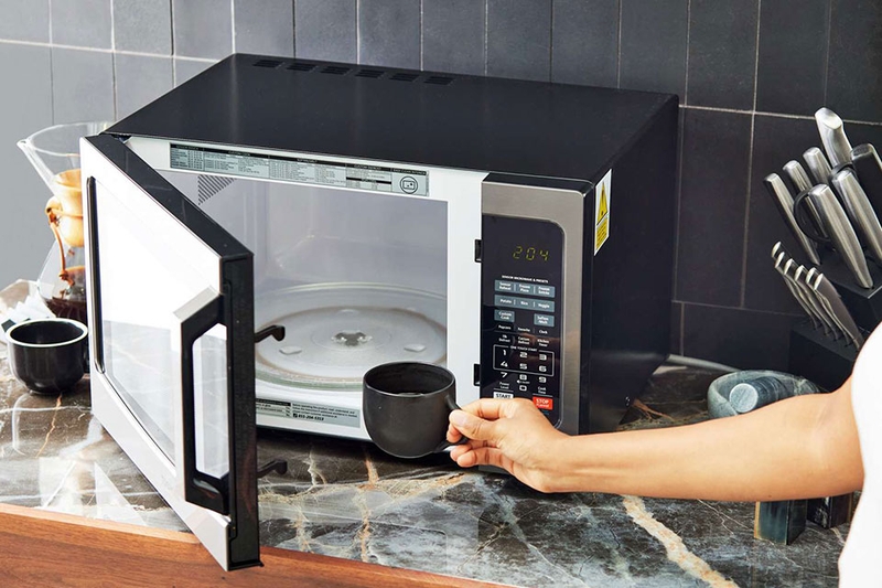 Hạn chế đứng gần lò vi sóng hoạt động