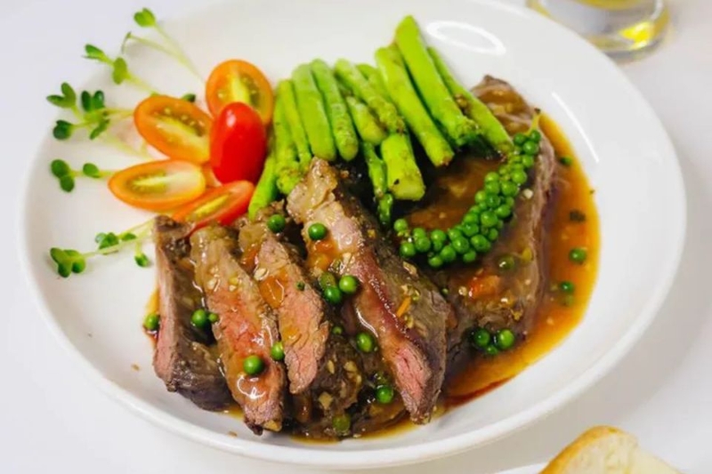 sốt tiêu xanh và thịt bò bít tết