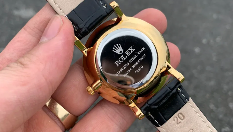 Giá đồng hồ Stainless Steel Back Water Resistant