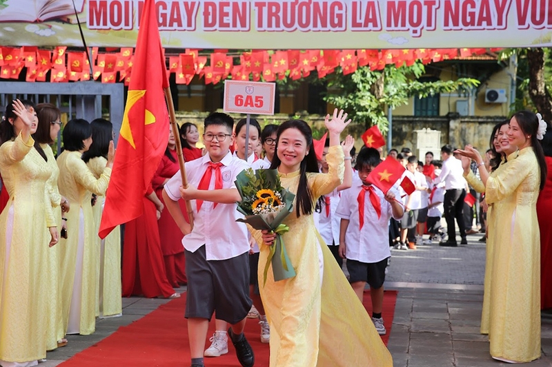 Khoảnh khắc khai giảng cùng bạn bè và thầy cô