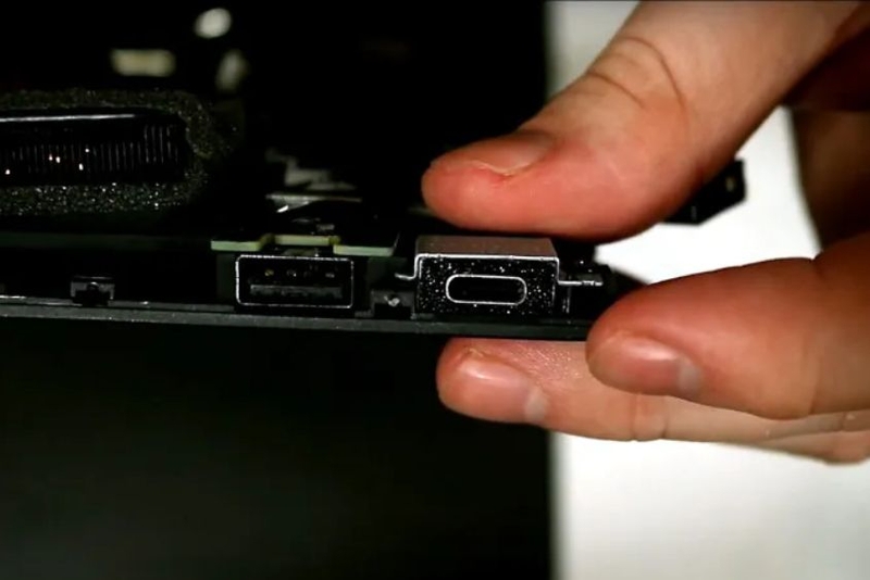 sửa laptop bị lỗi cổng Lightning 3