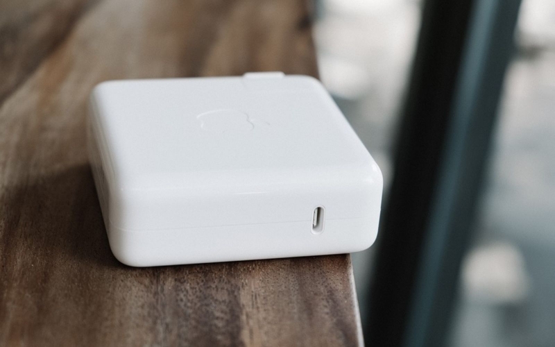 Kiểm tra adapter, dây sạc và cổng MagSafe