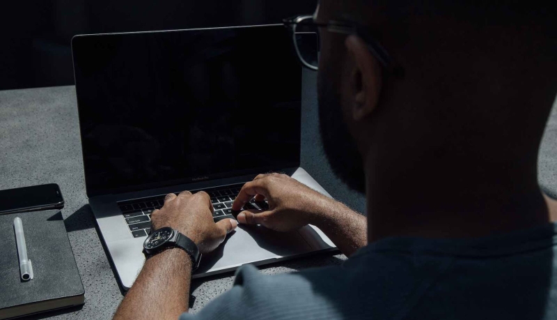 sửa laptop bị lỗi đèn nền hình 2
