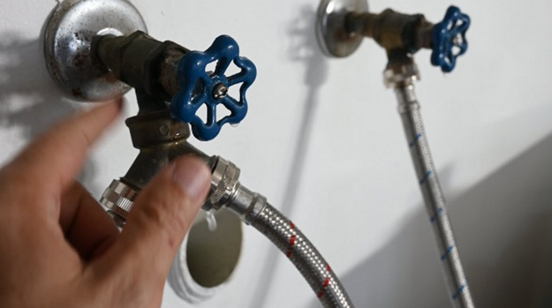 Xem xét van nước và áp lực nước cho máy giặt